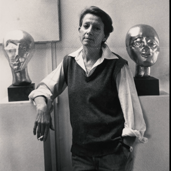Eva Aeppli in front of two Bronze heads © Susanne Gyger, Lucerne