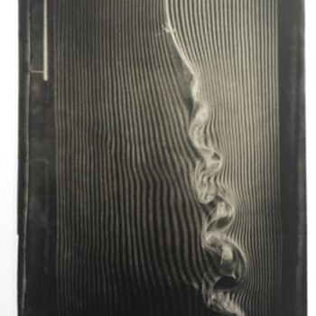 Etienne-Jules Marey. Smoke Photograph (1899-1901), curved inclined surface, print on original paper, 8,8 x 5,2 cm, Noguès fund, n. 51/31