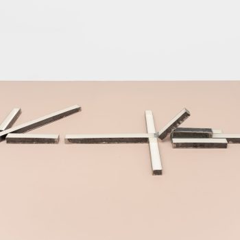 Tres cruzes (bichos), 2026, steel and enamel, photo by Julia Thompson