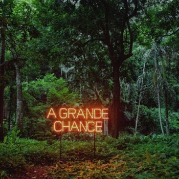 Chance is a red neon installed in the middle of a forest in Rio de Janeiro where is read “The great chance” [A Grande Chace]. As a small treasure to be found at random by visitors who ventured through the woods, this neon sign works simultaneously as a double game of promise and threat; an ambiguous portal, suggesting a possible escapade through a risky environment.